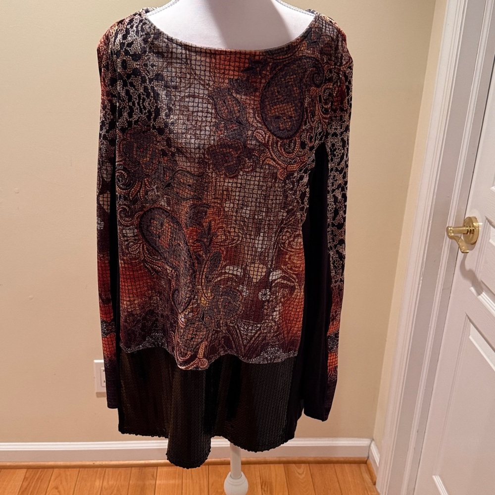 Chic Long Sleeve Velour and Shimmer Paisley Top in Black and Brown